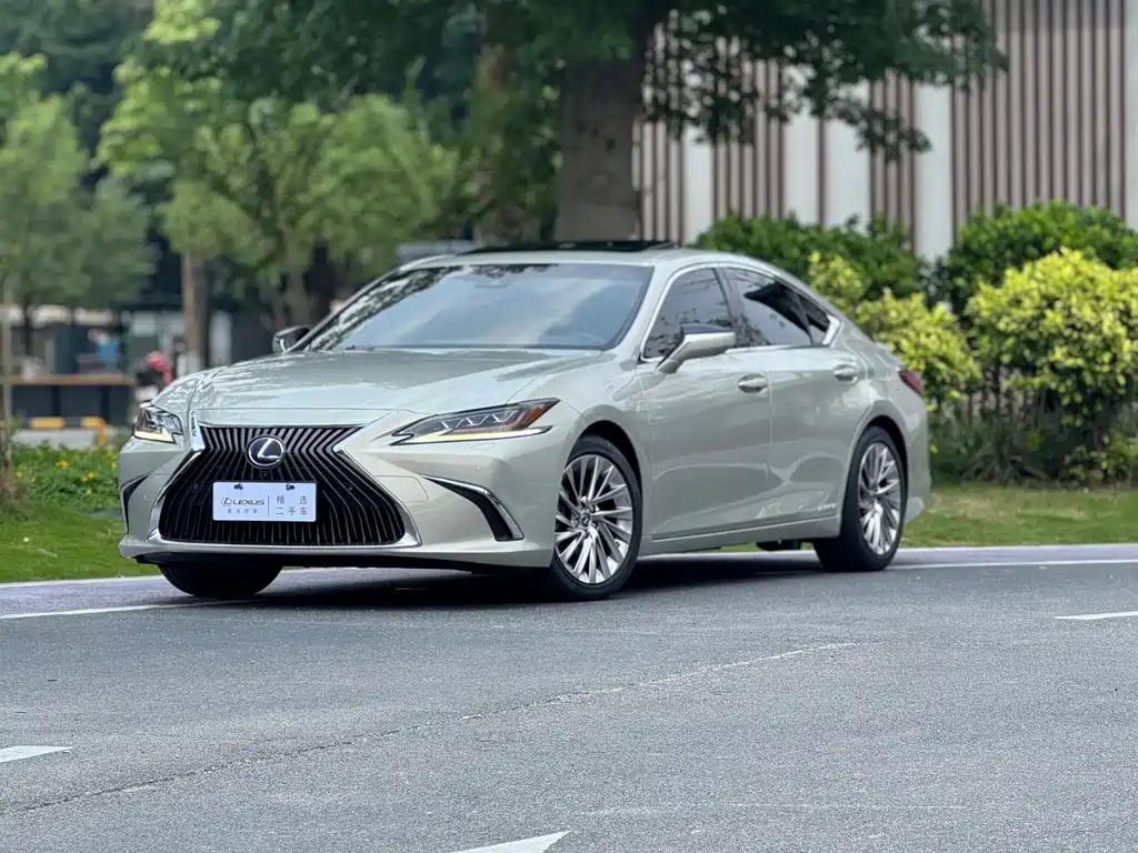 Lexus ES 2019 — фото 1