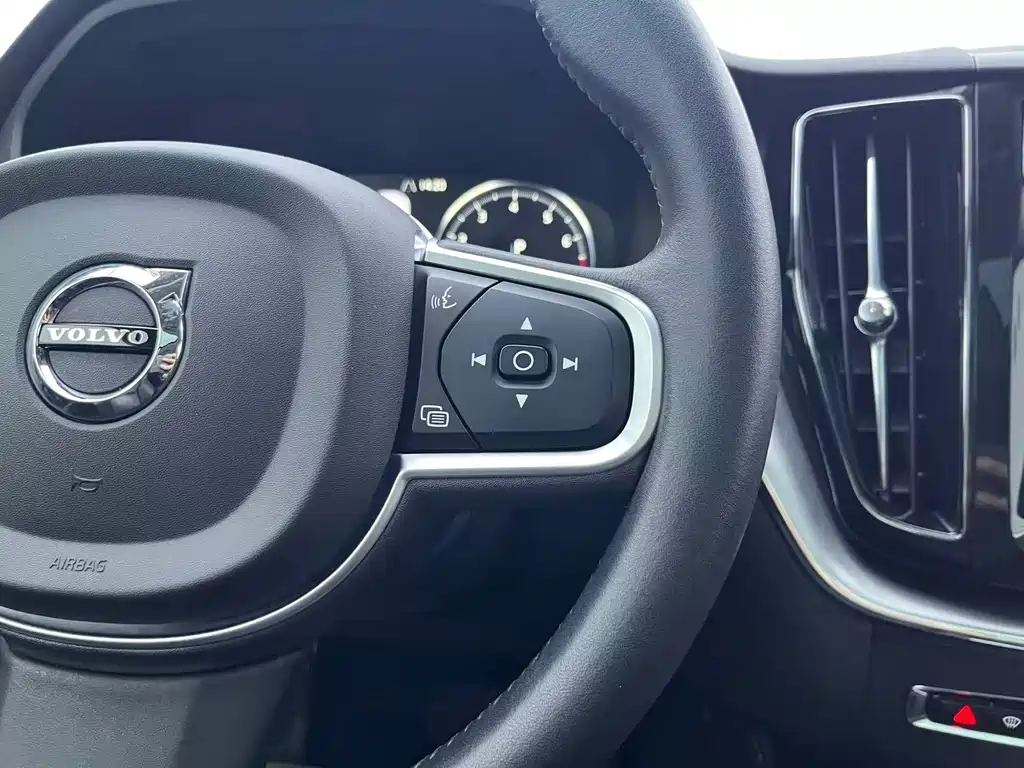 Volvo XC60 2018 — фото 14