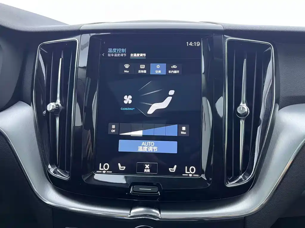 Volvo XC60 2018 — фото 19