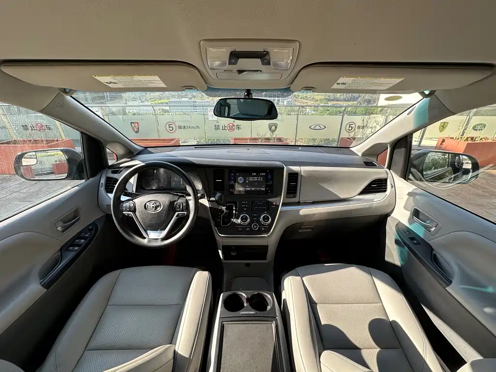 Toyota Sienna 2015 — фото 15
