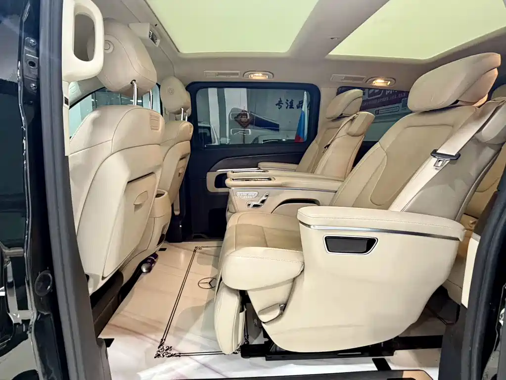 Mercedes-Benz V-Class 2024 — фото 10