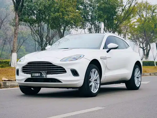 Aston Martin DBX 2022