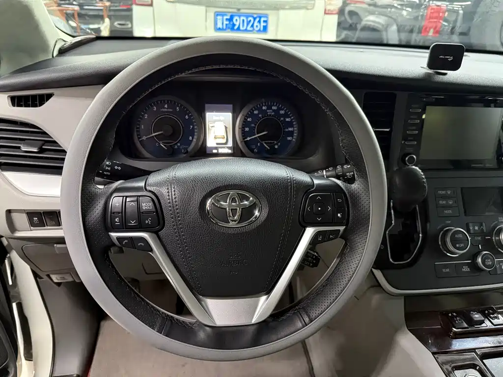 Toyota Sienna 2020 — фото 12