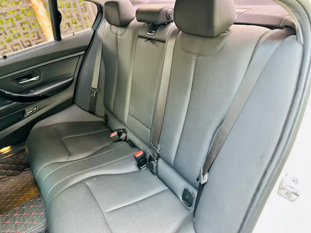 BMW 3 Series 2017 — фото 16