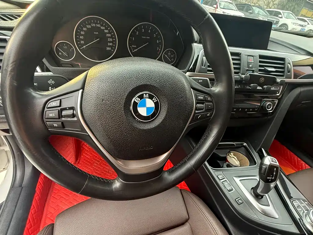 BMW 3 Series 2019 — фото 11