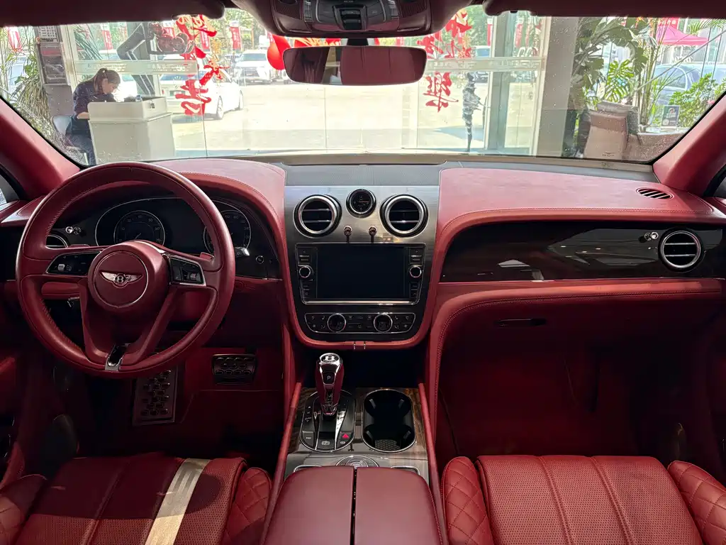 Bentley Bentayga 2018 — фото 12