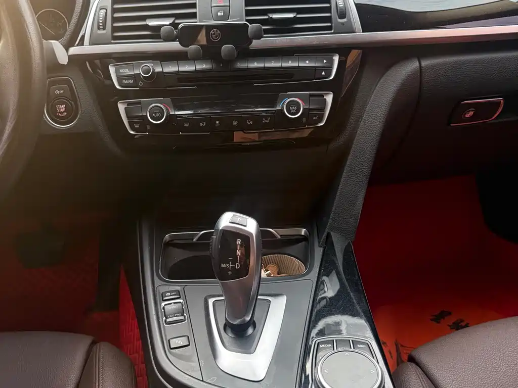 BMW 3 Series 2019 — фото 14