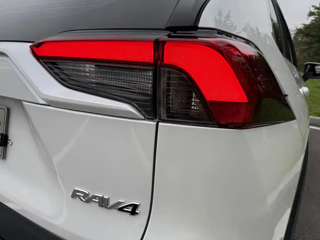 Toyota RAV4 2023 — фото 22