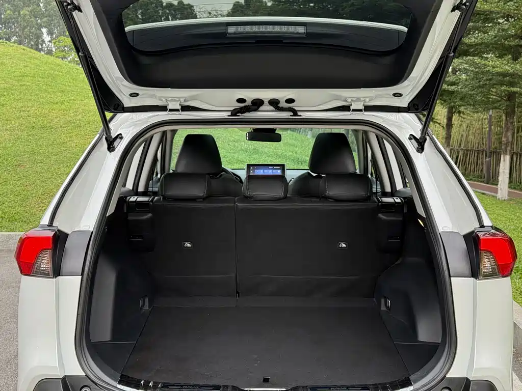 Toyota RAV4 2023 — фото 13