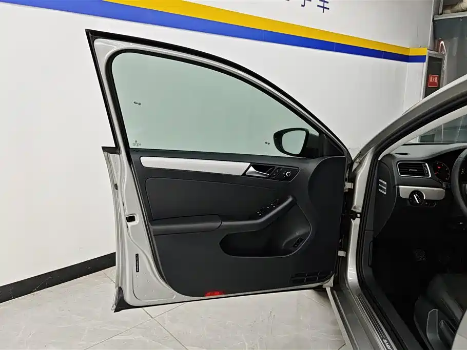 Volkswagen Sagitar 2014