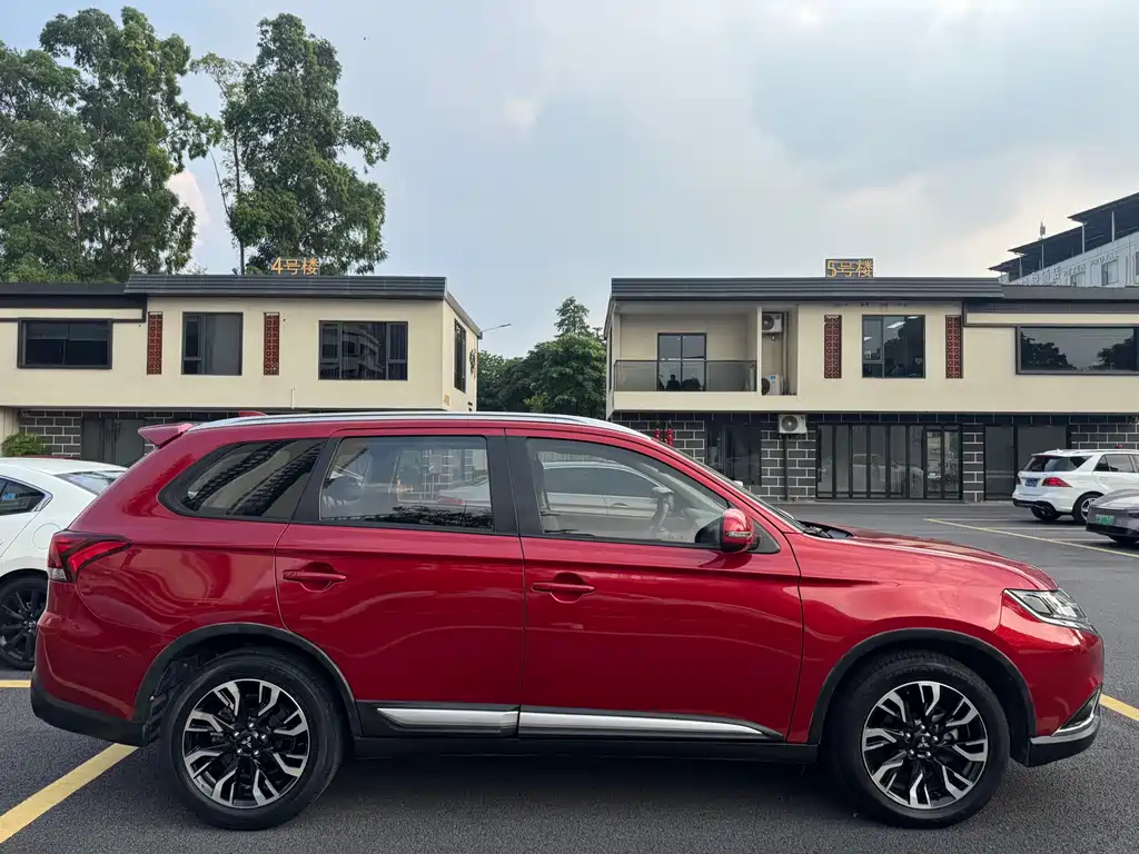 Mitsubishi Outlander 2019 — фото 8