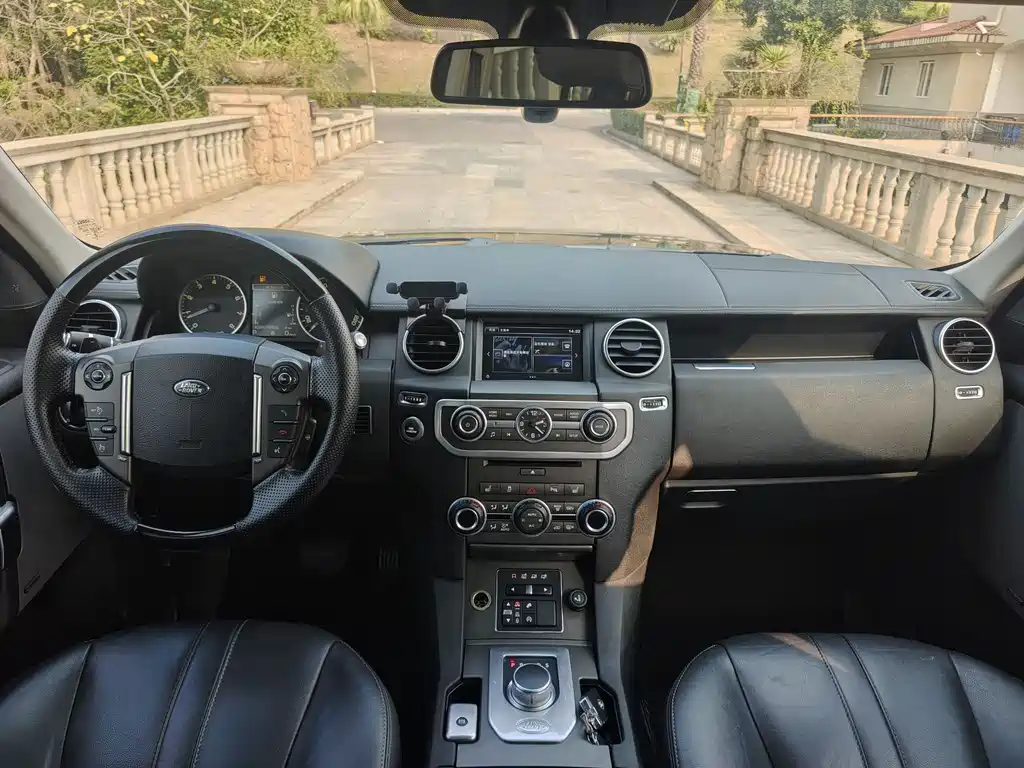 Land Rover Discovery 2017 — фото 9
