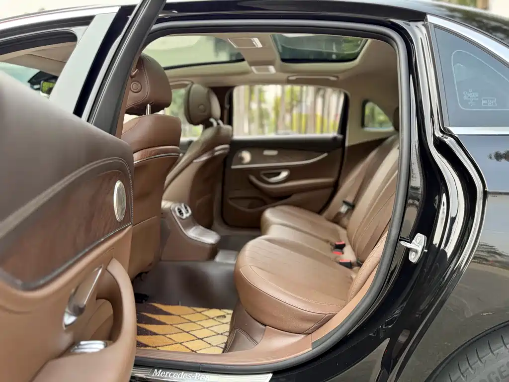 Mercedes-Benz E-Class 2022 — фото 18
