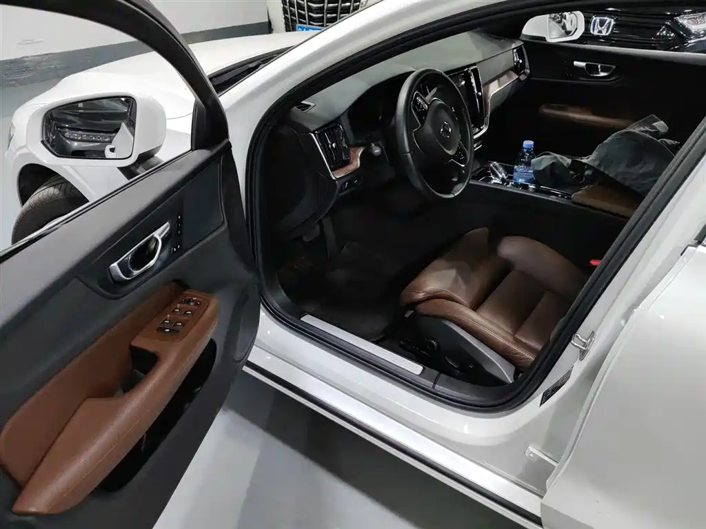 Volvo S60 2022 — фото 12