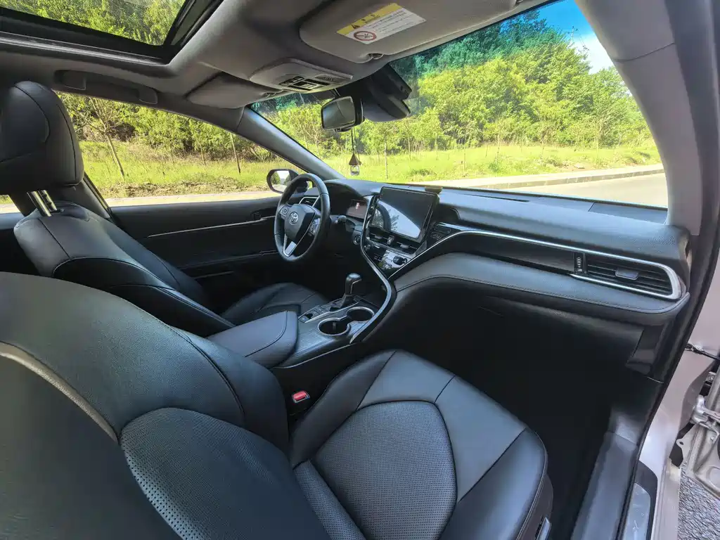 Toyota Camry 2023 — фото 11