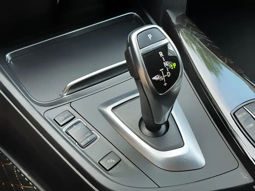 BMW 3 Series 2019 — фото 13