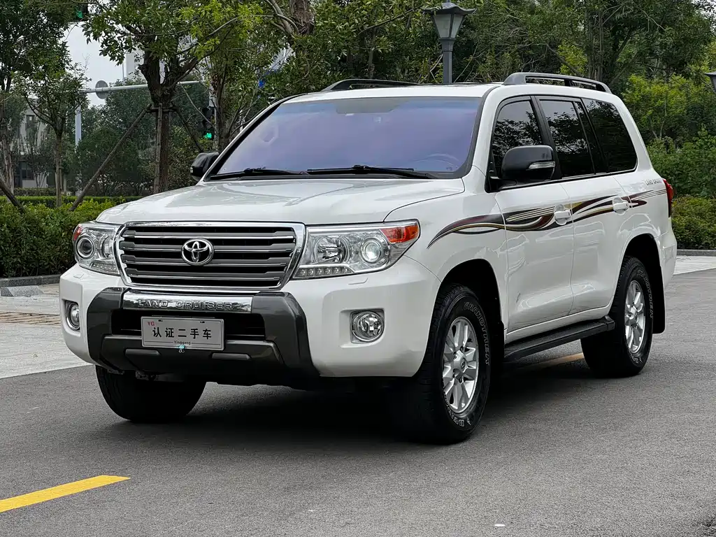 Toyota Land Cruiser 2012 — фото 1