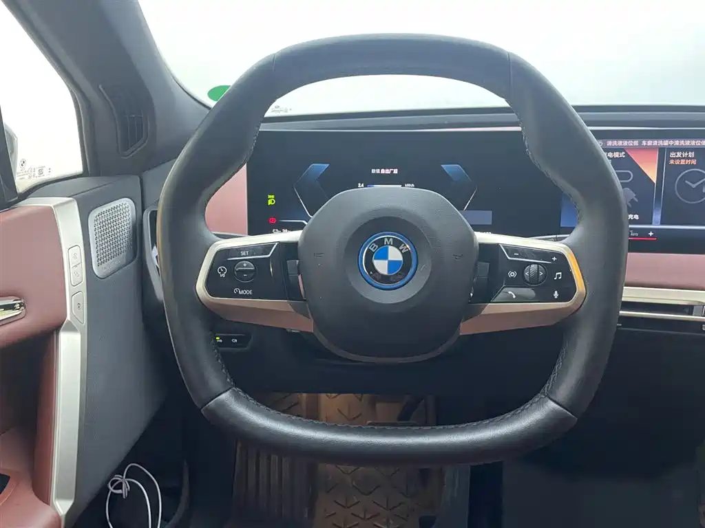 BMW iX M60 2022 — фото 13