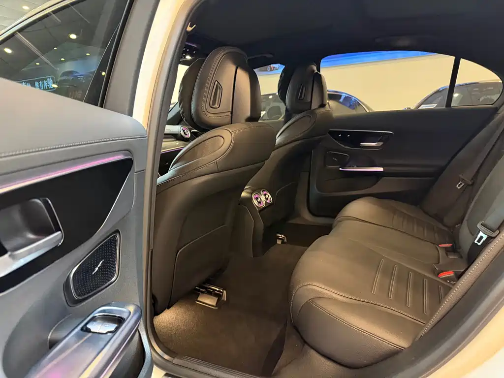 Mercedes-Benz C-Class 2025 — фото 11
