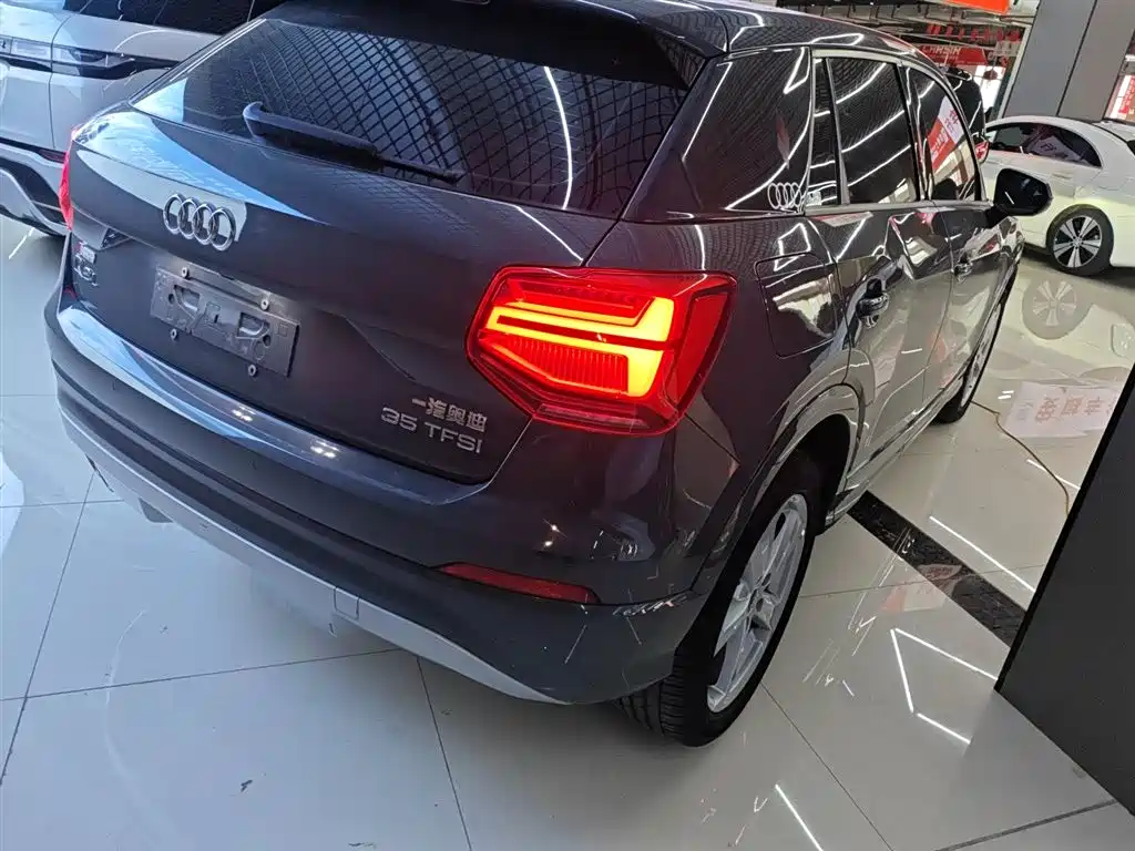 Audi Q2L 2021 — фото 8