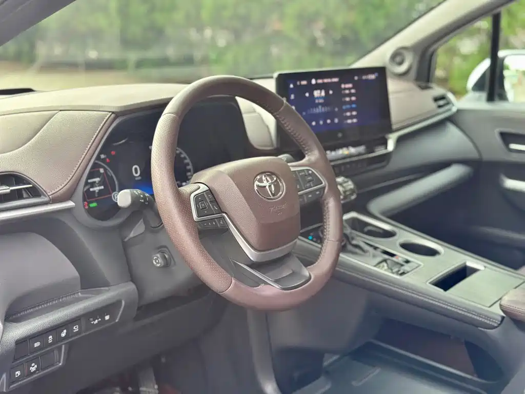 Toyota Sienna 2023 — фото 15