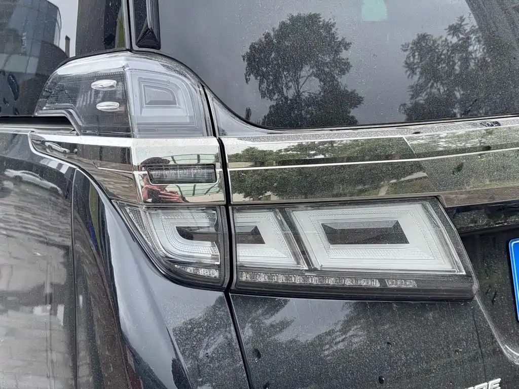 Toyota Alphard 2022 — фото 18
