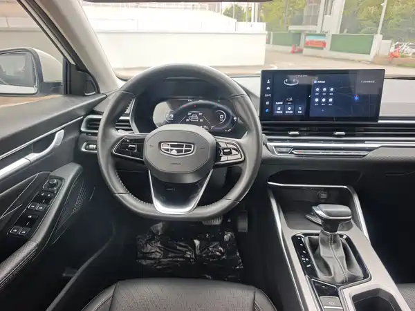 Geely Emgrand 2024