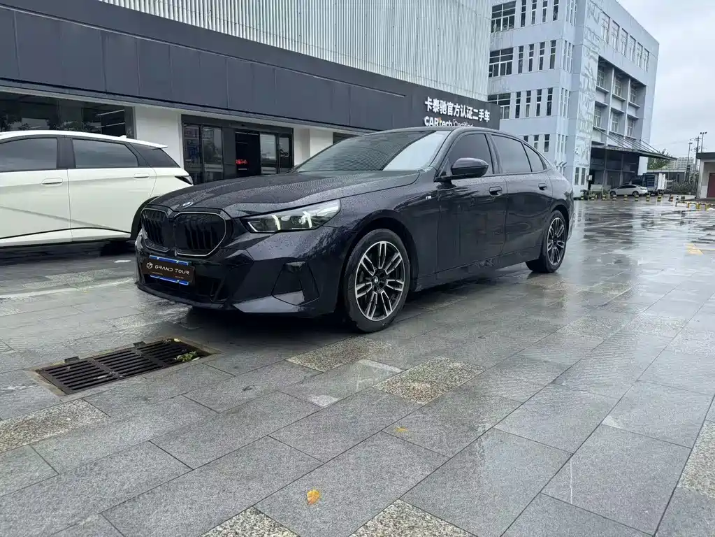 BMW 5 Series 2025 — фото 1