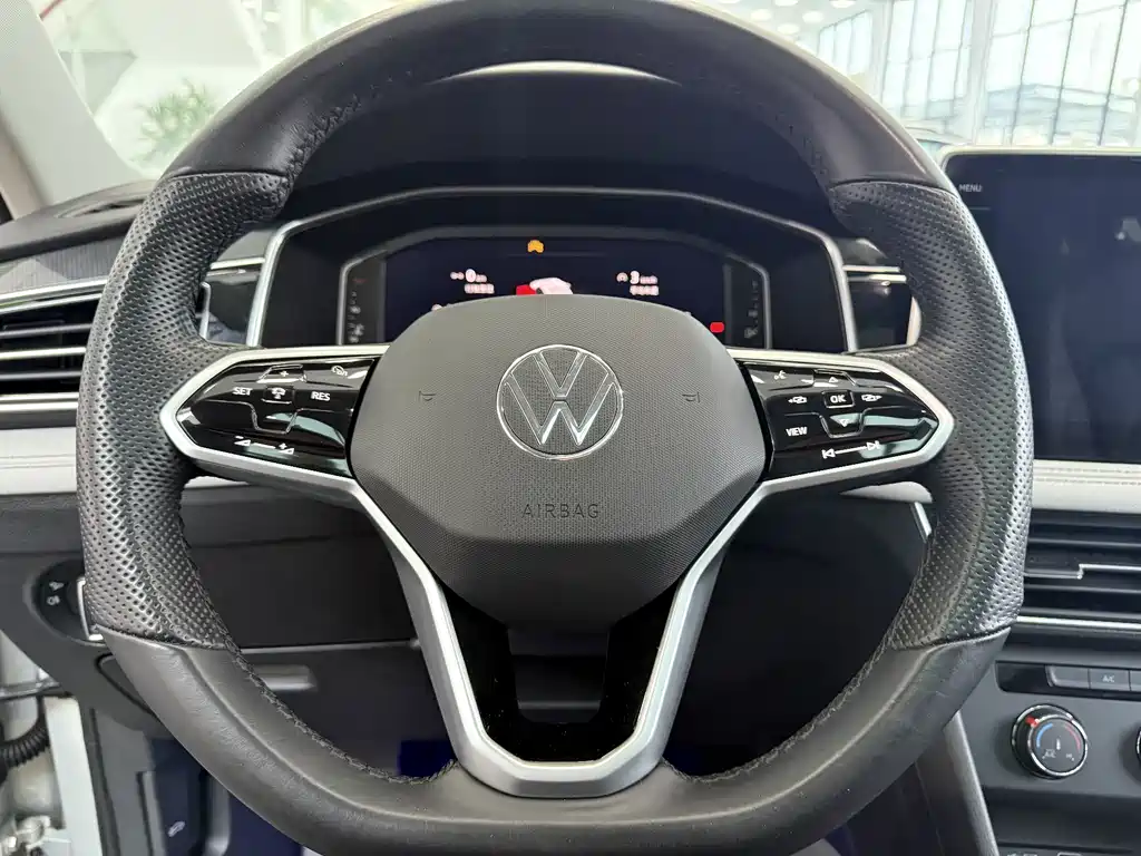 Volkswagen Tiguan L 2023 — фото 17
