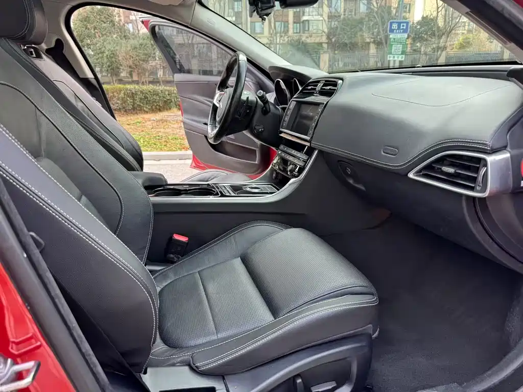 Jaguar XE 2016 — фото 10