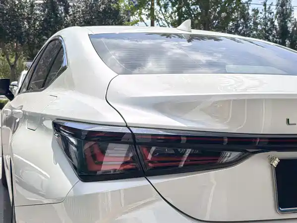 Lexus ES 2025