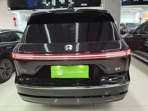 NIO ES8 2025