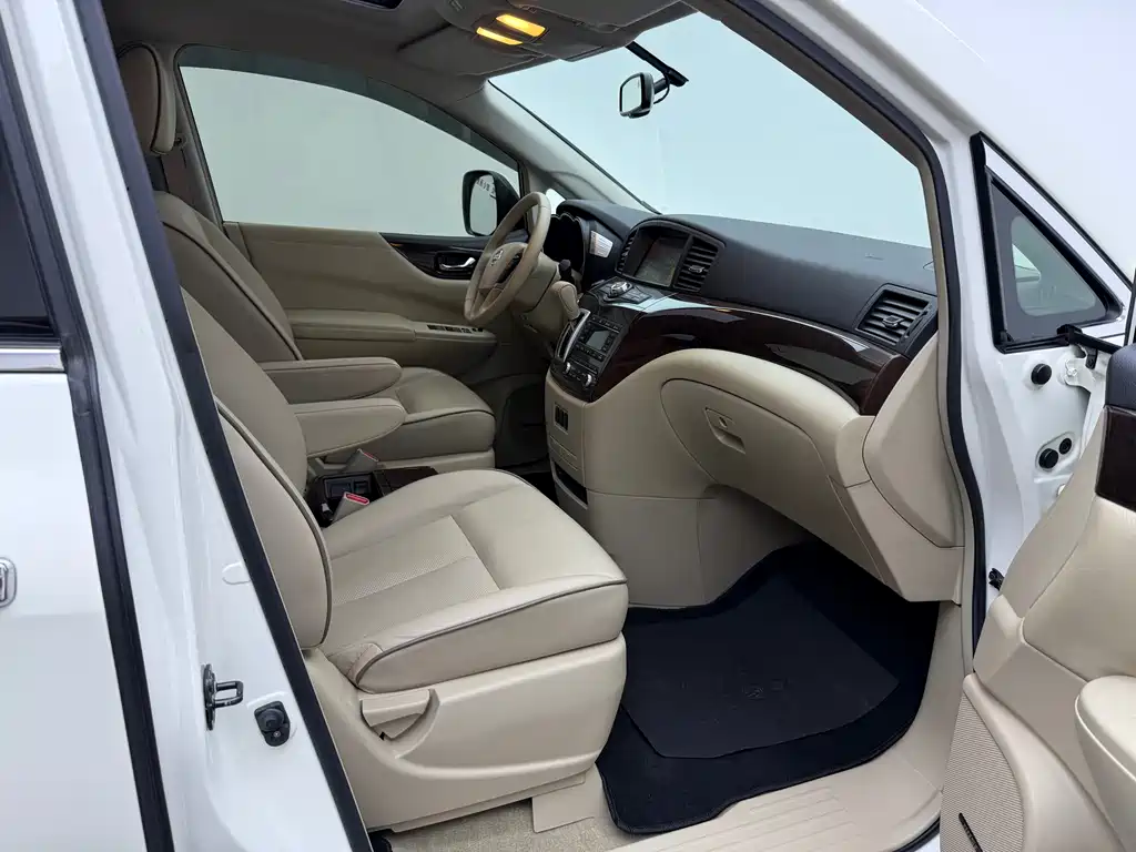 Nissan Quest 2017 — фото 21
