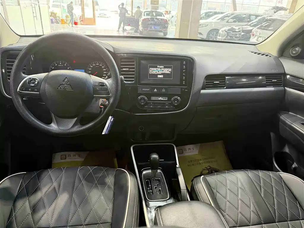 Mitsubishi Outlander 2022 — фото 11