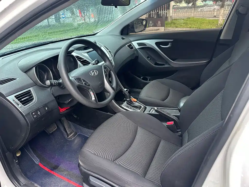 Hyundai Elantra 2017 — фото 13
