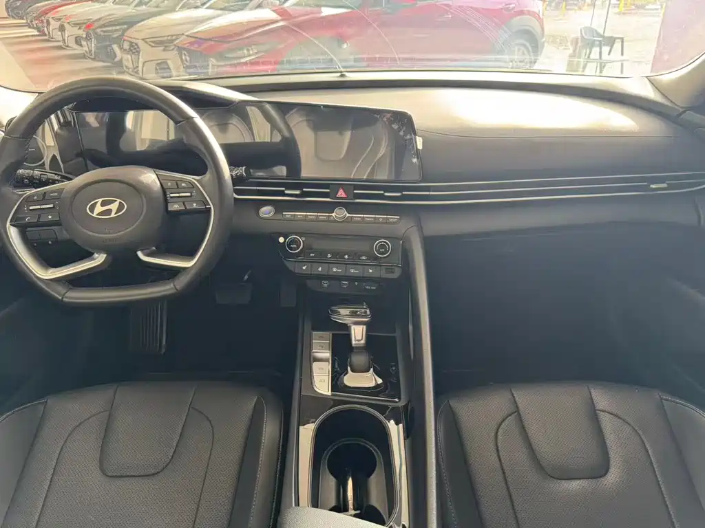Hyundai Elantra 2023 — фото 13