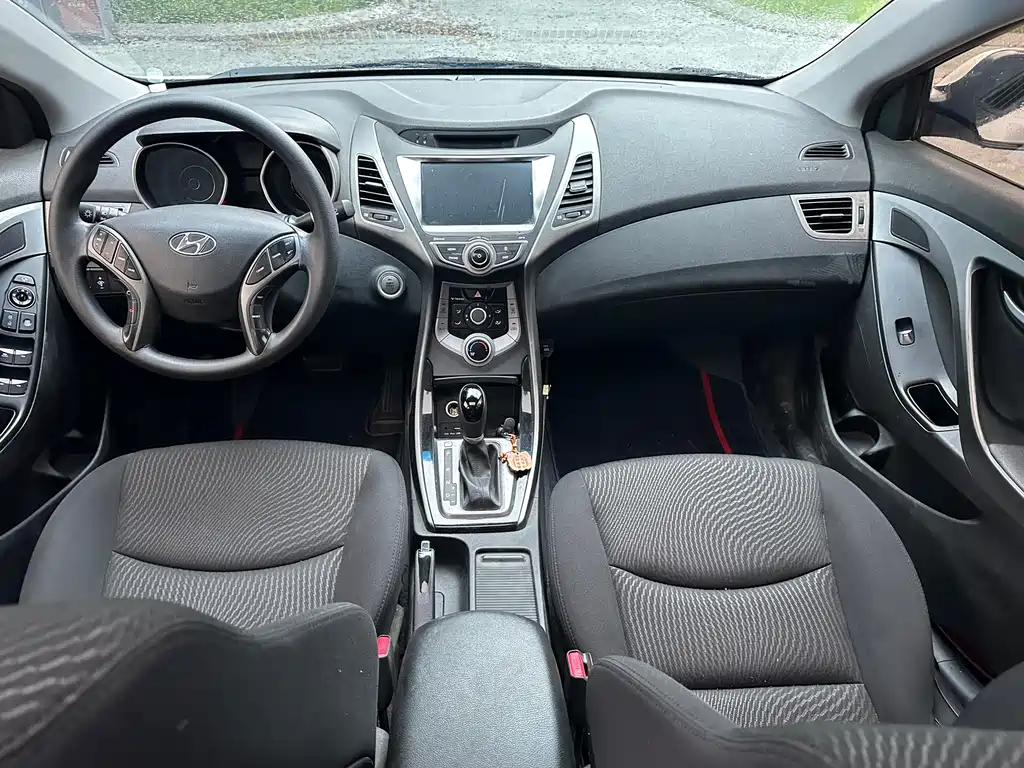 Hyundai Elantra 2017 — фото 8