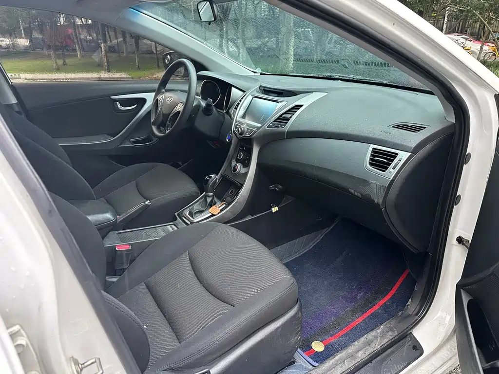 Hyundai Elantra 2017 — фото 16