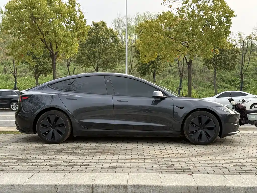 Tesla Model 3 2025 — фото 14