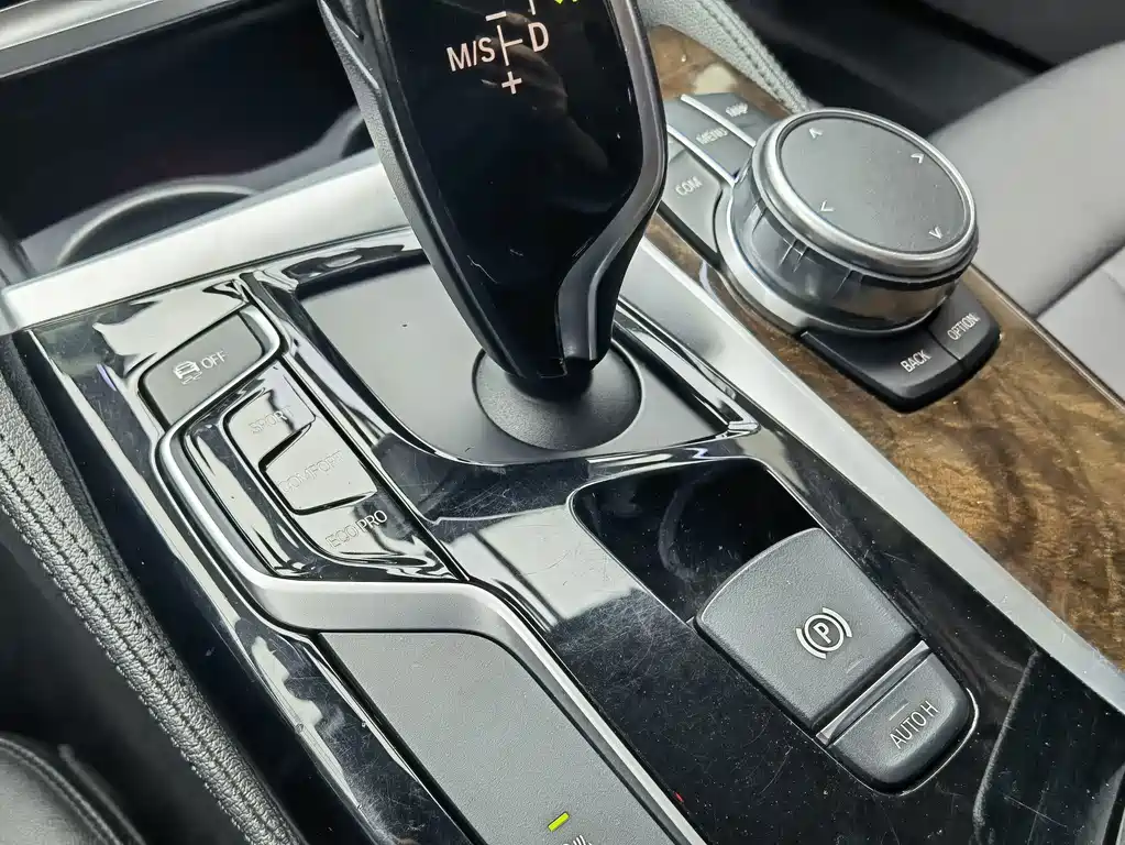 BMW 5 Series 2018 — фото 13