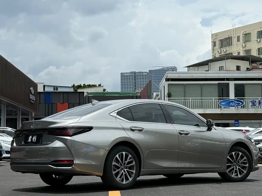 Lexus ES 2025