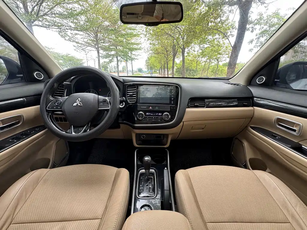 Mitsubishi Outlander 2017 — фото 10