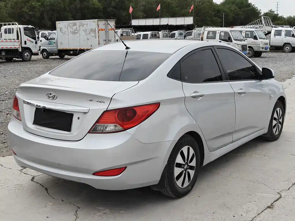 Hyundai Accent 2012 — фото 4