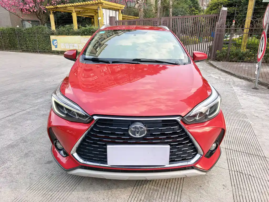 Toyota Yaris L 2022 — фото 1