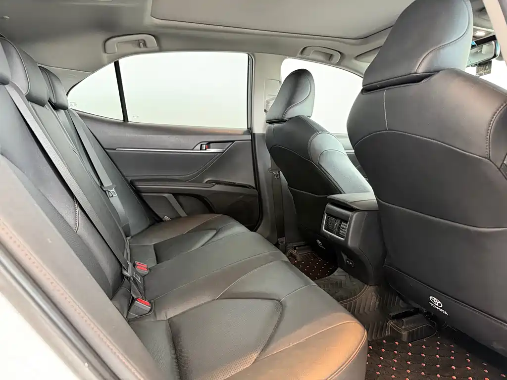 Toyota Camry 2023 — фото 12