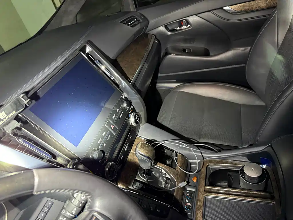 Toyota Vellfire 2022 — фото 10