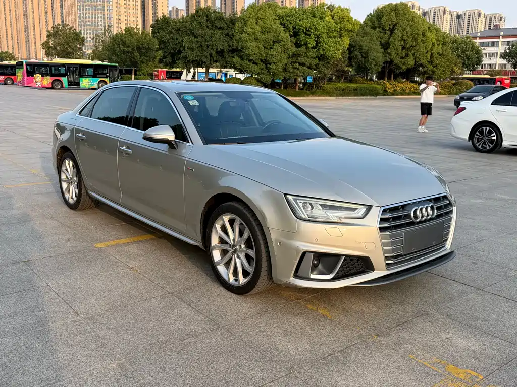 Audi A4L 2019 — фото 1
