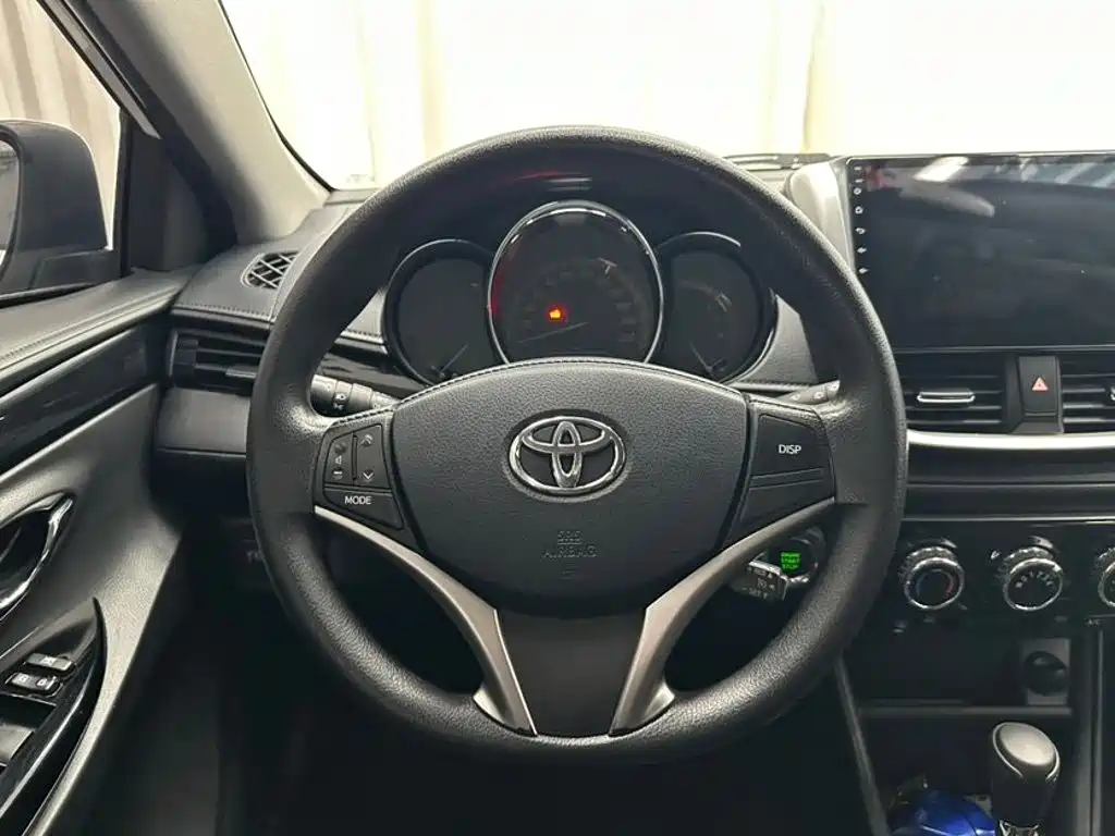 Toyota Yaris L 2022 — фото 10