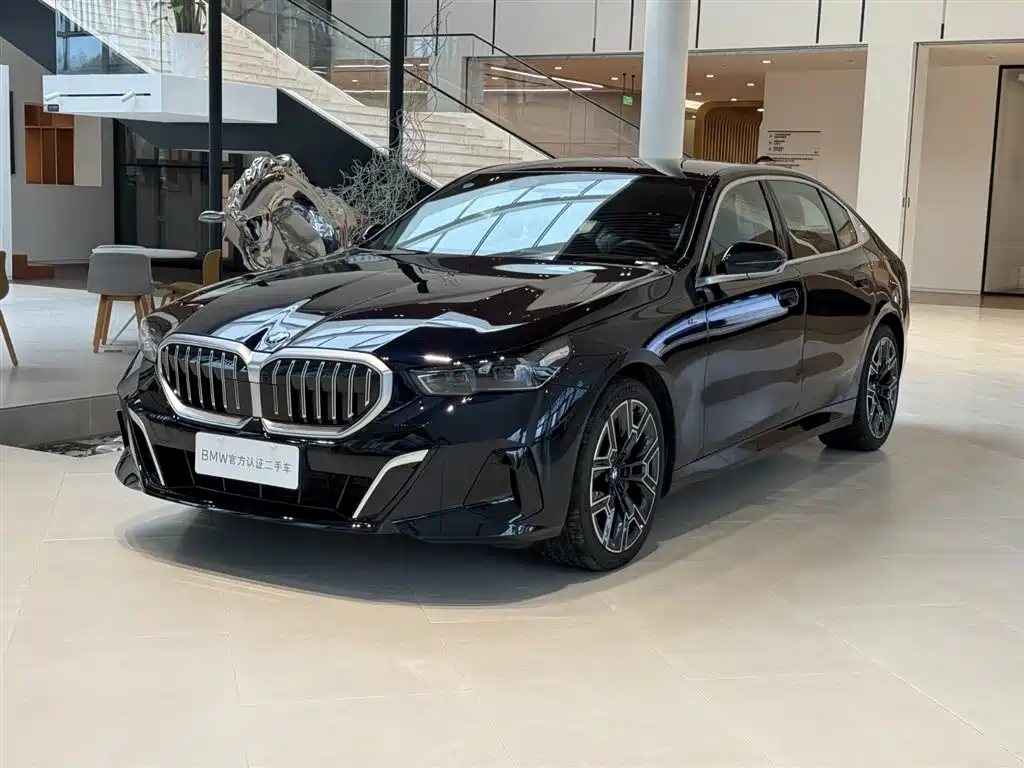 BMW 5 Series 2025 — фото 1