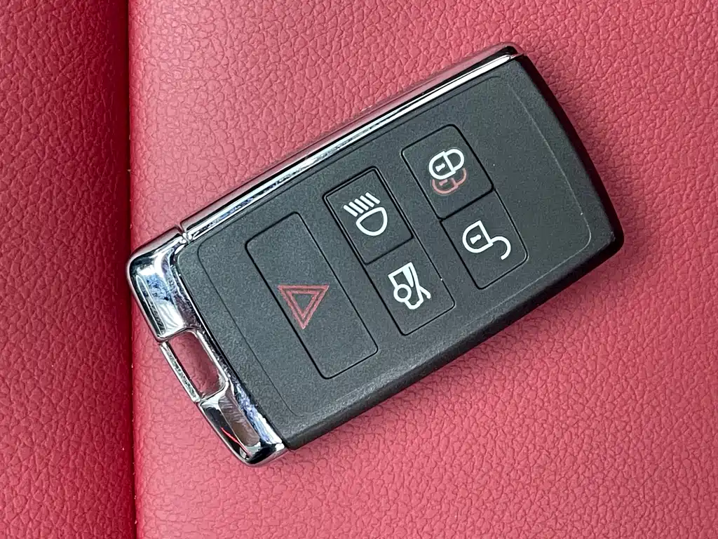 Jaguar XEL 2024 — фото 15